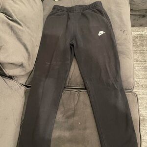 NIKE CLUB FLEECE OPEN-HEM
SWEATPANTS SIZE MEDIUM
